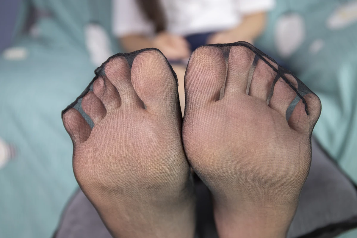 [Mzsock] NO.009 Beauty Shanshan wears black stockings on her beautiful feet painted with red toenail polish. Who doesn’t love such beautiful feet in black stockings? Southern football skills#[107P]-22